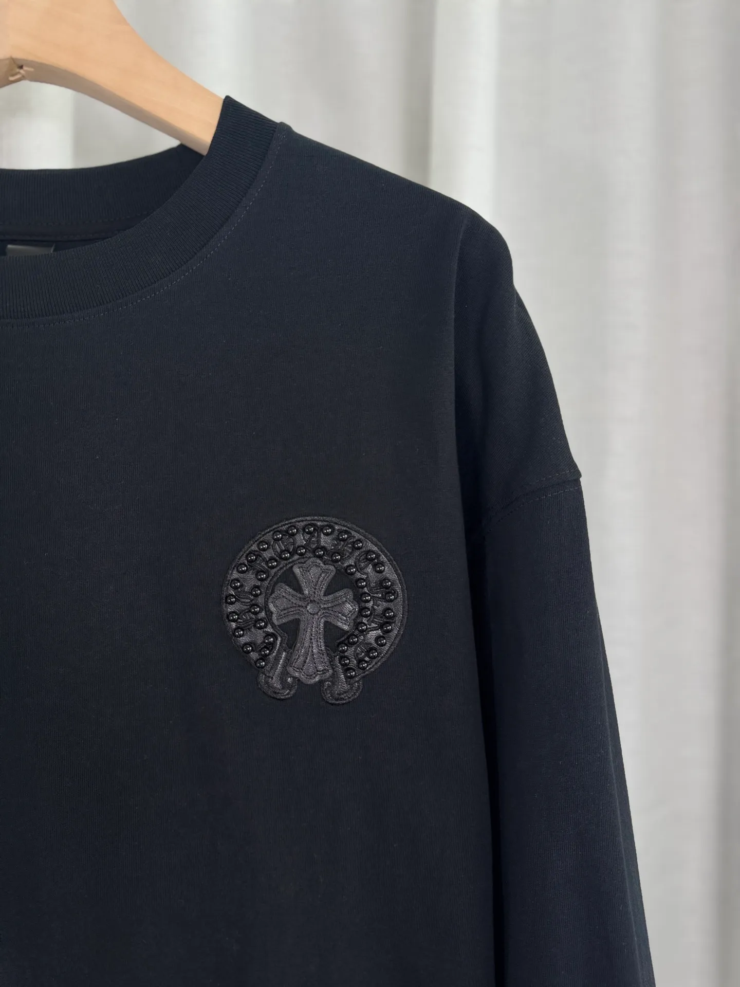 P260 top version, real shot without P, ​​different from market currency) 𝗖𝗵𝗿𝗼𝗺𝗲 𝗛𝗲𝗮𝗿𝘁𝘀/Cro Heart 2025 Autumn and Winter Pearl Compass Casual Long Sleeve 👑The highest version! Customized fabric 320g fabric! Pearl compass, genuine leather cut. Best-selling model at the counter. Very comfortable to wear. Accessories: original molded and authenticated collar label➕100% silk wash label. Genuine purchase-grade original hangtag➕matching hanging rope➕3D hanging beads➕original packaging bag. Craftsmanship: The original version has consistent wiring! The highest version of the armhole matching technique! Color: White Black Size: S M L XL Style No.: 5170